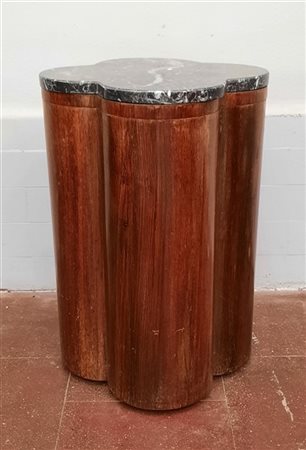 Tavolino da salotto quadrilobato con base in legno, piano in marmo. Italia, ann