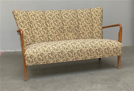 Divanetto a due posti con struttura in legno chiaro, seduta e schienale imbotti