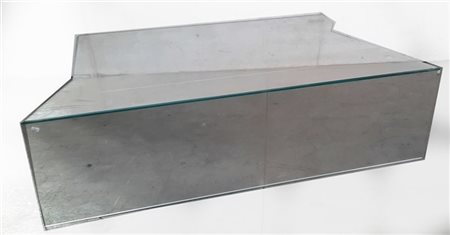 Tavolo da salotto in cristallo. Italia, produzione recente. (cm 117,5x28,5x110)