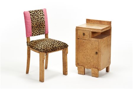 Lotto composto da un comodino con anta e cassettino unito a una sedia con strut