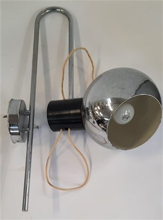 Reggiani Lampada da parete con braccio e calotta sferica in acciaio cromato e sn