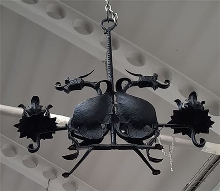 Portacandele in ferro battuto lavorato a mano. Italia, secolo XX. (cm 46x47)