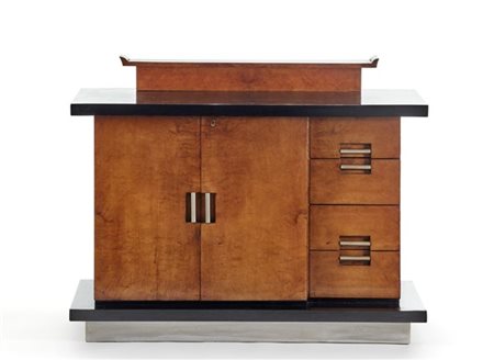 Credenza Novecento impiallacciata in radica con base e maniglie in anticorodal,