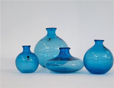 Venini Lotto composto da quattro vasi monofiori di diverse dimensioni in vetro s