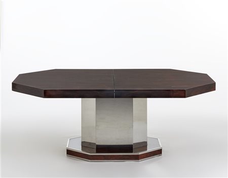 Grande tavolo allungabile con piano in legno impiallacciato in radica e angoli