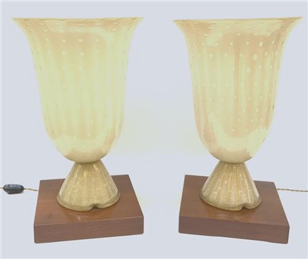 Manifattura di Murano
Coppia di lampade da tavolo in vetro incamiciato lattimo