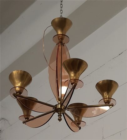 Lampada a sospensione a cinque luci in ottone e vetro rosambrato. Anni '50. (h