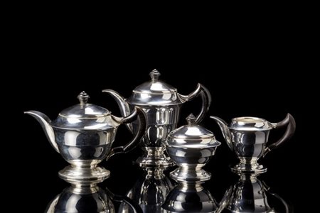 Servizio Art Déco da the e caffè in argento a corpo liscio di gusto barochetto