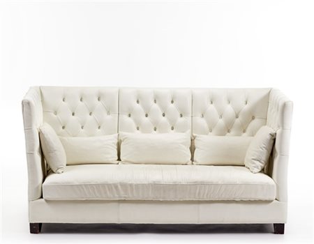 Divano, rivestimento in pelle bianca, piedi in legno verniciato. Italia. (cm 21