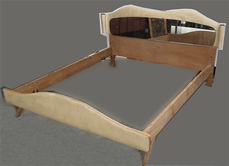 Letto matrimoniale in legno impiallacciato rivestito in pergamena con testata a