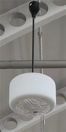 Lampada a sospensione con fusto in metallo verniciato nero, diffusore in vetro