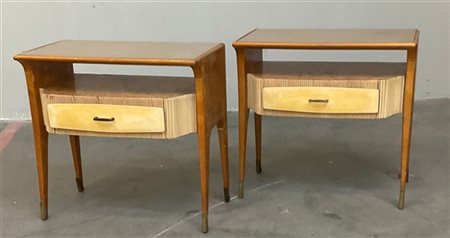 Lotto composto da due comodini in legno impiallacciato in radica con fronte gri