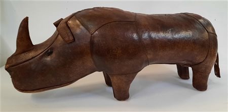Poggiapiedi a forma di rinoceronte interamante rivestito in cuoio. Secolo XX. (