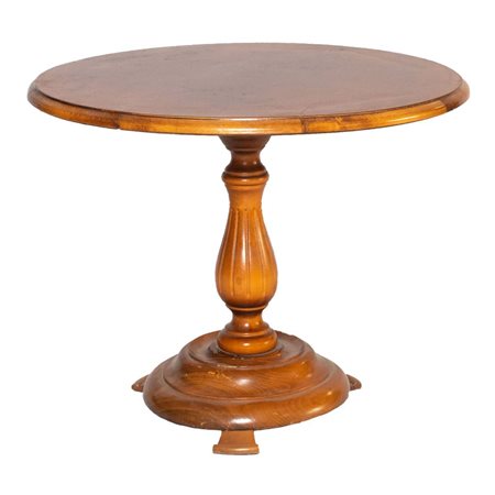 Lotto composto da una poltrona ed un tavolo circolare in noce poltrona a...