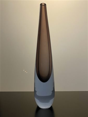 Luciano Gaspari Vaso, Anni ‘60;in vetro sommerso acquamarina e rubino, h. 29...