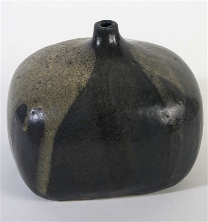 Dieter Crumbiegel Vaso amorfo;in gres smaltato color sabbia e blu...