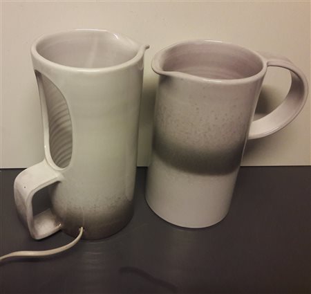 Pino Castagna (1932 – 2017) Lampada da tavolo e caraffa;a smalti bianchi e...