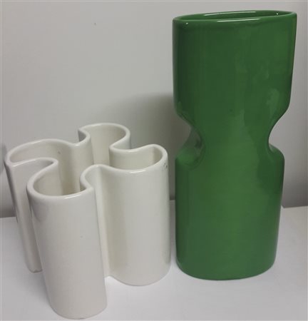 Franco Bettonica Due vasi, Anni ‘60;a smalto bianco e verde, h. 29,5 x 12 x 7...