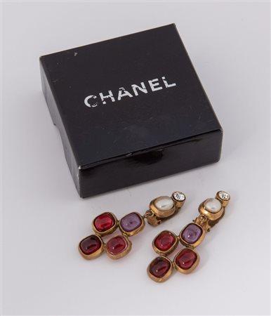 CHANEL Orecchini pendenti a clips in ottone decorati con perle sintetiche,...