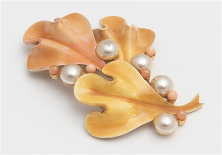 BEN AMUN Spilla in metallo dorato e smaltato decorata con perle sintetiche....