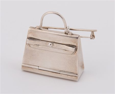 HERMÈS Spilla in argento 925 a forma di borsa modello Kelly. Realizzata come...