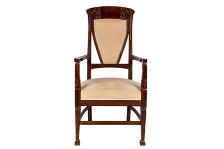 Poltrona Liberty in legno di ciliegio con decoro scolpito