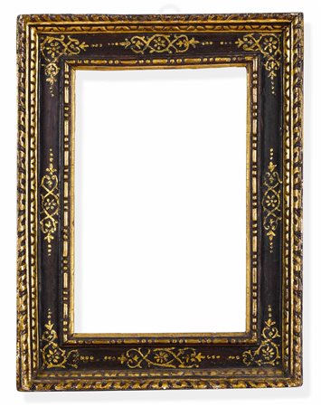 Cornice a cassetta in legno intagliato, dipinto e decorato con racemi dorati. Italia centrale XVI secolo