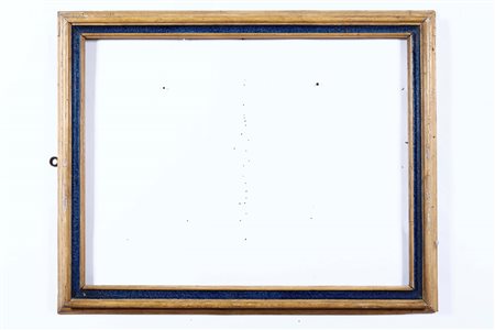 Cornice di sagoma Salvator Rosa in legno laccato azzurro e giallo. Centro Italia XVII secolo