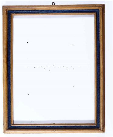 Cornice di sagoma Salvator Rosa in legno laccato azzurro e giallo. Centro Italia, XVII secolo