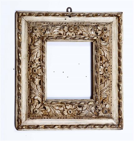 Cornice in legno laccato avorio e dorato. Emilia fine XVI secolo