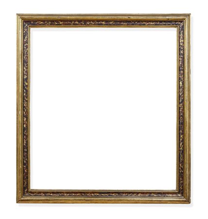 Cornice di sagoma Salvator Rosa in legno dipinto a finta tartaruga e argentato a mecca. Italia centrale XVIII secolo