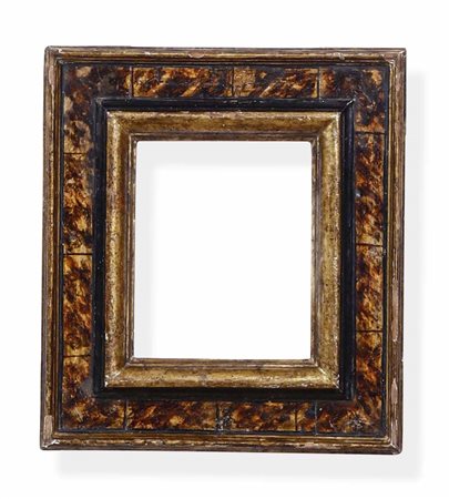 Cornice a cassetta in legno dipinto, ebanizzato e dorato. Italia centrale XVI secolo