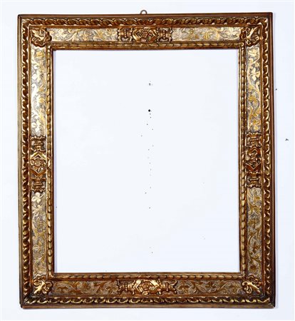 Cornice a cassetta intagliata, bulinata e dorata a mecca. Centro Italia XVII secolo