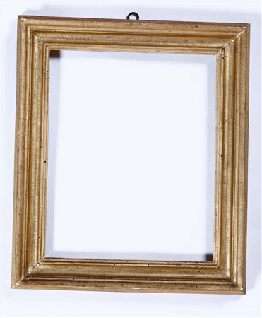 Cornice di sagoma Salvator Rosa in legno intagliato e dorato. Centro Italia XVIII secolo