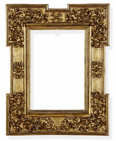 Cornice a cassetta sagomata, intagliata a motivi vegetali e dorati. Spagna XVII secolo
