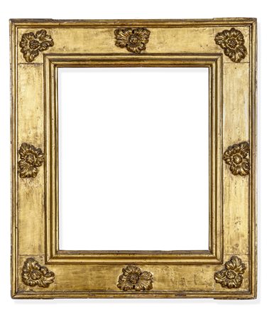 Cornice a cassetta in legno dorato con motivo intaglio floreale. Italia centrale XVI secolo