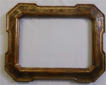 Due coppie di cornici a vassoio in legno dorato e inciso più una singola