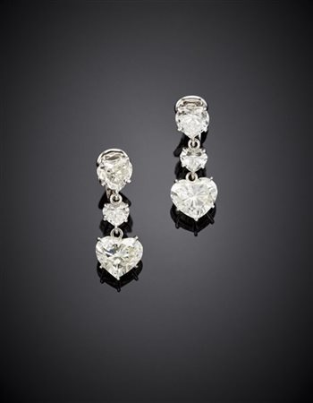 PEDERZANI
Orecchini pendenti in oro bianco con sei diamanti a cuore per comples
