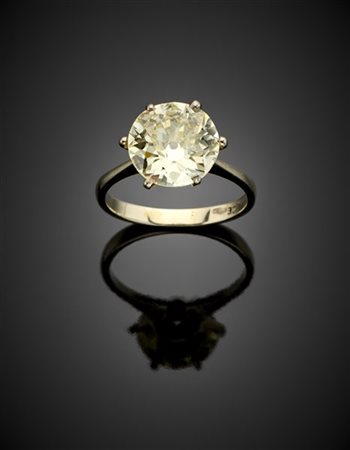 Anello in oro bianco con diamante solitario di ct. 4,34, g 4,00 circa misura 15