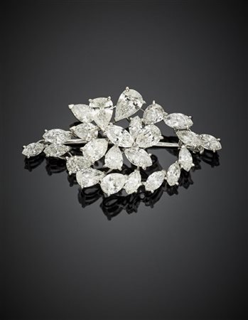 Broche in oro bianco con diamanti a goccia e navette per complessivi ct. 6,50 c