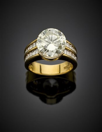 Anello in oro giallo con diamante rotondo di ct. 4,26 e diamanti a baguette per