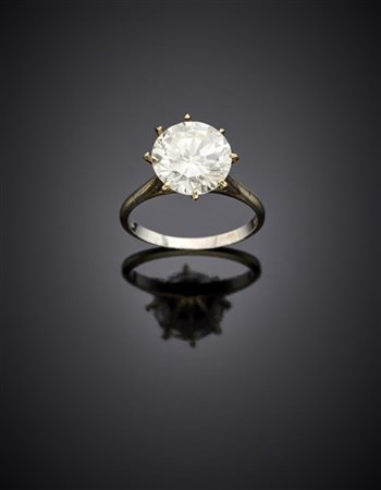 Anello in oro bianco con diamante rotondo di ct. 3,65, g 2,94 circa misura 12/5