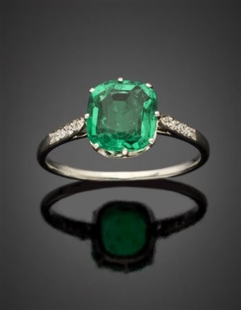Anello in platino con smeraldo a cuscino di ct. 1,31 e piccoli diamanti a mezza