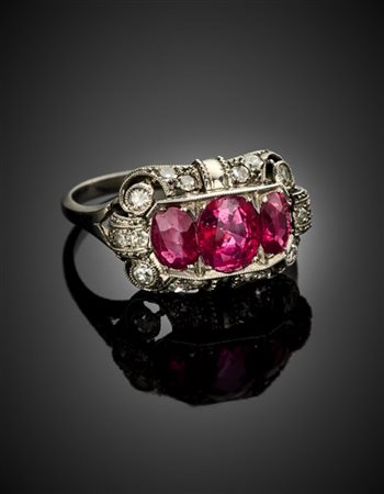 Anello in platino con tre rubini ovali per complessivi ct. 2,00 circa e rifinit