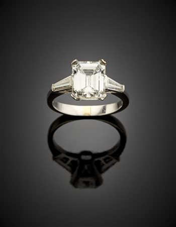 Anello in platino con due diamanti tapered ai lati di un diamante rettangolare