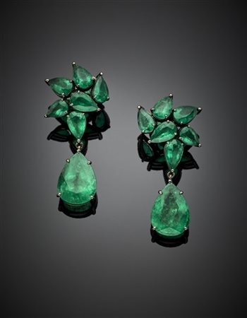 Orecchini pendenti in oro rodiato nero e smeraldi a goccia di diverse carature