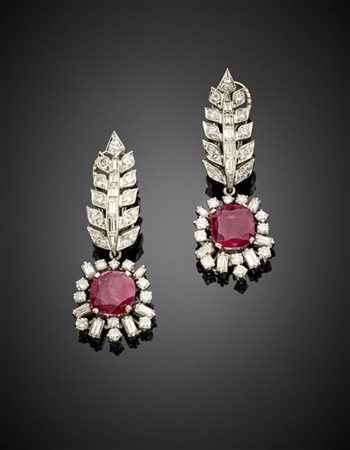 Orecchini a foglia in oro bianco, diamanti rotondi e a baguette con pendente st