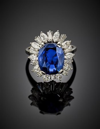 Anello in oro bianco con diamanti navette e tapered a contornare uno zaffiro ov