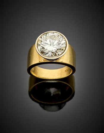 Anello in oro giallo e bianco con diamante rotondo di ct. 6,47, g 12,84 circa m