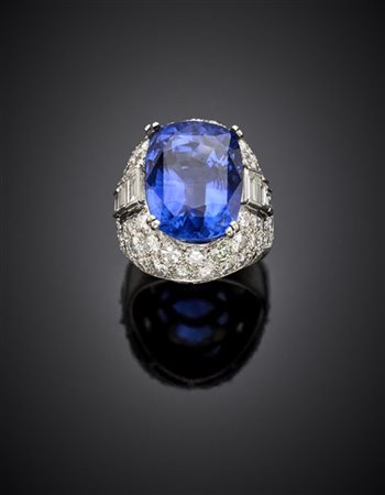 Anello in oro bianco con pavè di diamanti tondi e baguette a scalare e zaffiro